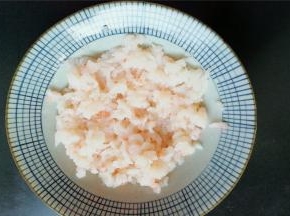 磷虾肉解冻后，打散备用