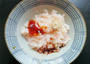 再加入其他调料：半勺蚝油，半勺生抽，1撮白胡椒粉，搅拌均匀
