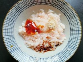 再加入其他调料：半勺蚝油，半勺生抽，1撮白胡椒粉，搅拌均匀