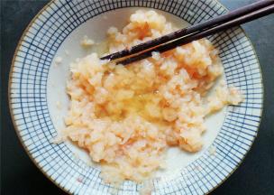 磕入半个鸡蛋清，搅拌至虾肉上筋