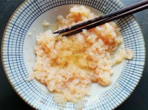 磕入半个鸡蛋清，搅拌至虾肉上筋