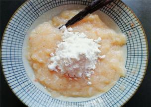 倒入适量的淀粉混合均匀
