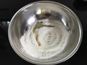 把除可可粉外的材料放入盆中。