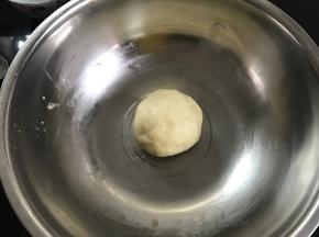 搅匀后揉成光滑的面团。