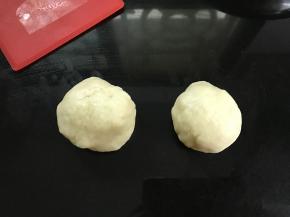 把面团分成2个差不多大小的剂子。