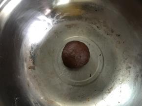 其中一个放入可可粉揉成可可面团。