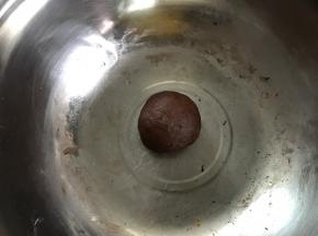 其中一个放入可可粉揉成可可面团。