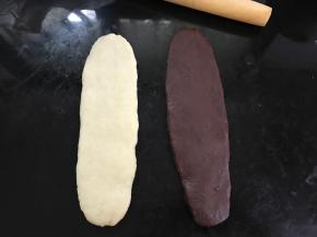 把两个面团分别擀开。