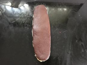 把可可面片放在白色面片上稍擀一下。