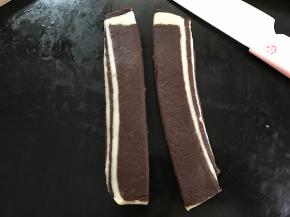 然后把擀薄后的面片从中间切开。