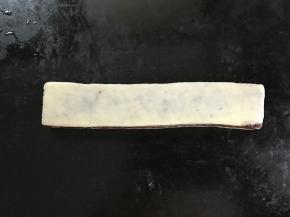 把二片面片叠起来白色面片朝上。再次擀薄后切去不规则的部分 。