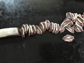 用刀切成约1mm厚的片。