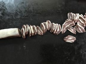 用刀切成约1mm厚的片。