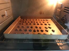 放入预热好的烤箱，中下层，上下火，150度15分钟左右。
