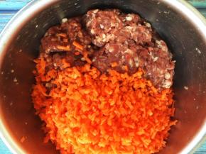 将胡萝卜碎放在步骤5调好的肉馅里，搅拌均匀。