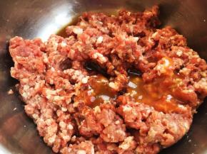 第二步入酱味，放入生抽、浓缩鸡汁，搅拌均匀。