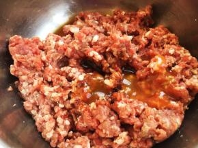 第二步入酱味，放入生抽、浓缩鸡汁，搅拌均匀。