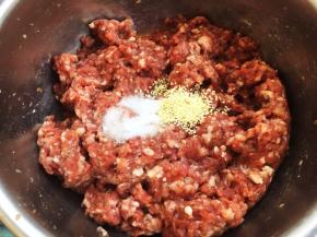 第三步调味，放入盐和鸡精。