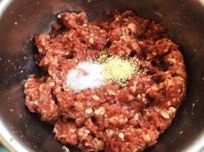 第三步调味，放入盐和鸡精。