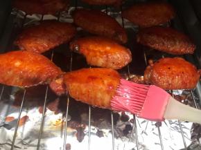 20分钟后，拿出鸡翅中，两面刷上薄薄一层蜂蜜，继续烤20分钟