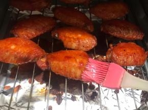 20分钟后，拿出鸡翅中，两面刷上薄薄一层蜂蜜，继续烤20分钟