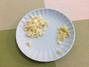 姜蒜切成粒
