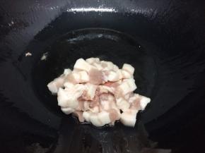 炒锅里加入油烧热后，将五花肉放入煸出油