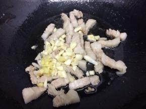 然后把姜蒜粒放入锅里炒出香味