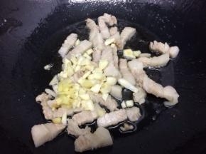 然后把姜蒜粒放入锅里炒出香味