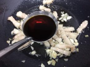 在倒入生抽翻炒片刻