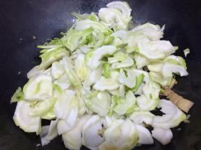 最后倒入儿菜翻炒三分钟即可关火