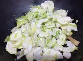 最后倒入儿菜翻炒三分钟即可关火