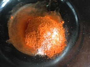 烤肉料倒入大碗内，加入盐