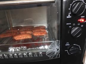 将烤盘放入烤箱底层，再放上摆有鸡翅中的烤网，180度烤20分钟