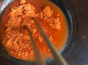 加入适量清水、料酒拌匀