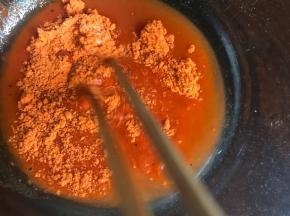 加入适量清水、料酒拌匀