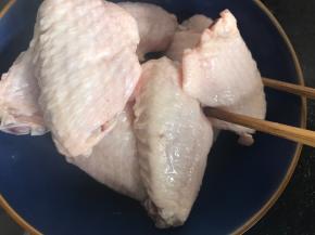 鸡翅中洗净，沥水