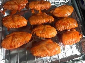 时间到了，这个时候早就香飘满屋了，取出烤好的鸡翅中