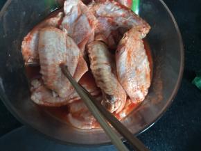 2小时后，翻面，继续腌制3小时左右