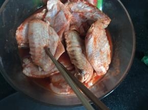 2小时后，翻面，继续腌制3小时左右