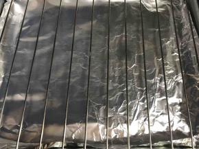 烤盘铺上锡纸，烤网放烤盘上面，同时烤箱180度预热10分钟