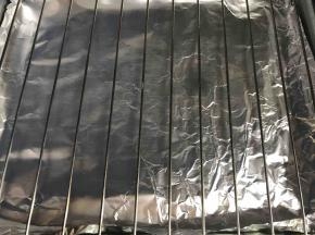 烤盘铺上锡纸，烤网放烤盘上面，同时烤箱180度预热10分钟