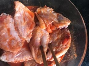 放入鸡翅中，拌匀，密封腌制2小时