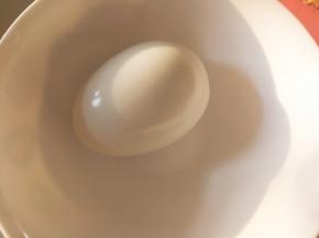 鸡蛋煮熟，去壳
