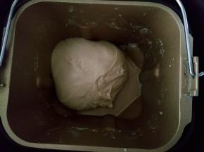 将面包原料除黄油外，放入面包桶，揉至出厚膜，加入黄油，揉至出薄膜，开始发酵