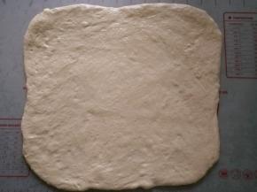 将面团排气擀成跟烤盘差不多大