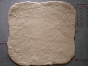 将面团排气擀成跟烤盘差不多大