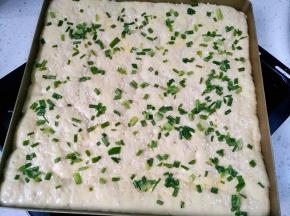 表面抹蛋液，撒葱末和白芝麻