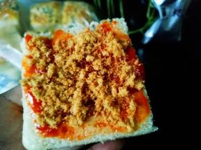 在一块面包上放鱼松