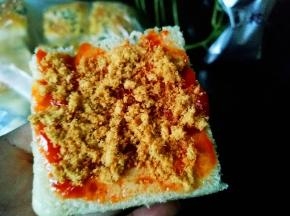 在一块面包上放鱼松